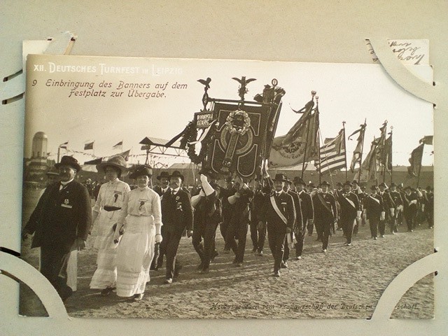 /Germany/DE_Place_1900-1949_DEUTSCHES TURNFEST IN LEIPZIG. Einbringung des Banners.jpg